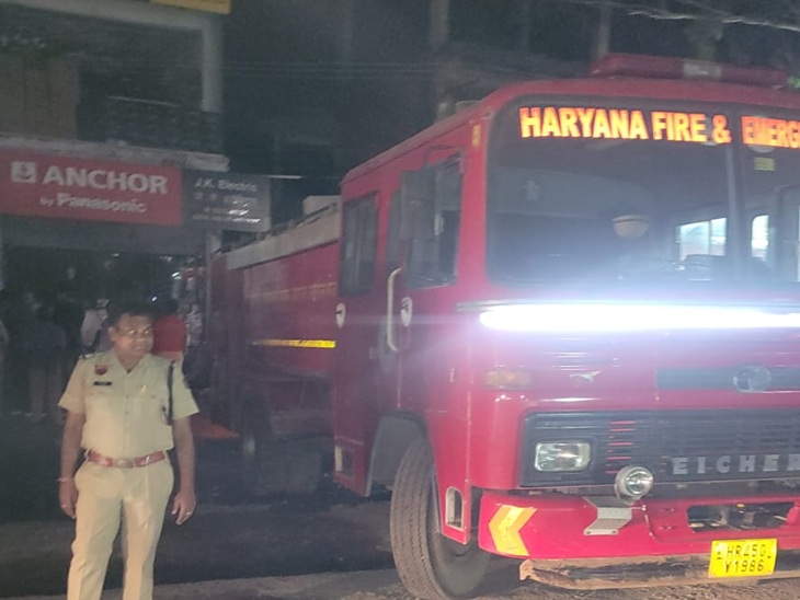 पंचकूला में बिजली सामान के शोरूम में लगी आग:  पुलिस ने बुलाई दमकल टीम, एक घंटे में पाया आग पर काबू, बड़ा हादसा टला – Panchkula News