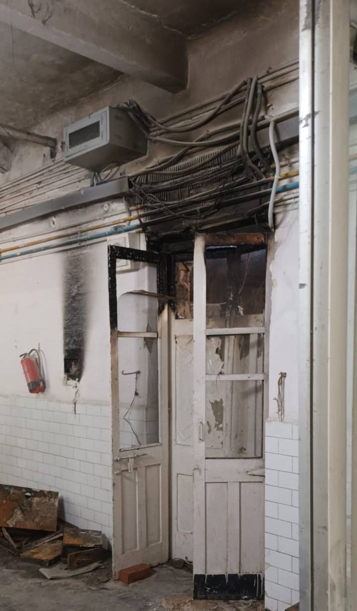 यह सर्वर रूम की तस्वीर है, जहां शार्ट सर्किट के बाद आग लगी थी।