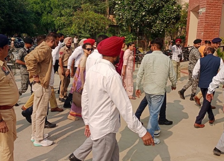 कोर्ट में जाते वक्त मीडिया की तरफ देखतीं कंगना रनोट