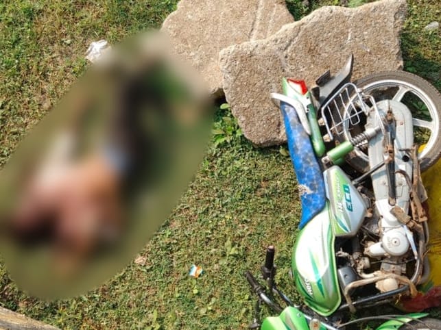 शव के पास ही उसकी बाइक भी फेंक दी थी।