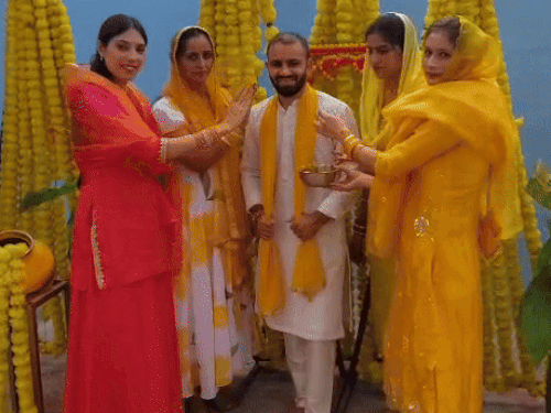 बॉक्सर अमित पंघाल को हल्दी लगाते हुए परिजन।