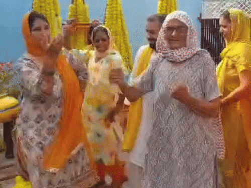 अमित पंघाल की हल्दी की रस्म में नाचतीं दादी किताबो देवी।