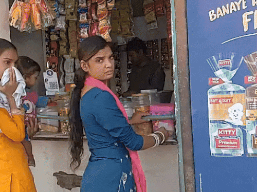 अंबेडकर नगर की गली में दुकान पर आने वाले भी पावरकॉम के फरमान पर चर्चा करते नजर आए।