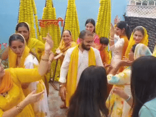 हल्दी में डांस करते हुए अमित पंघाल और परिवार की महिलाएं।
