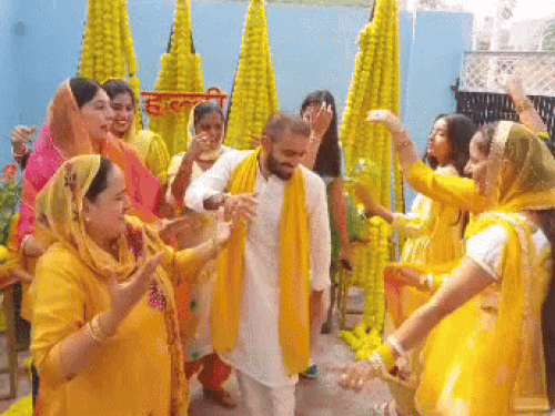 अमित की हल्दी में डांस हुए मां उषा अमित पंघाल और परिवार की अन्य महिलाएं।