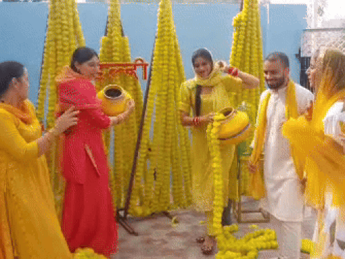 हल्दी के तैयारी के दौरान डांस करते हुए अमित और परिवार के लोग।
