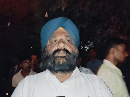 मार्केट एसोसिएशन के सदस्य सुरिंदर सिंह जानकारी देते हुए।