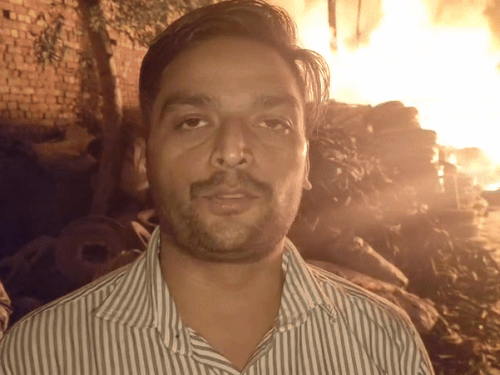 फायर कर्मी अवनीश जानकारी देते हुए।