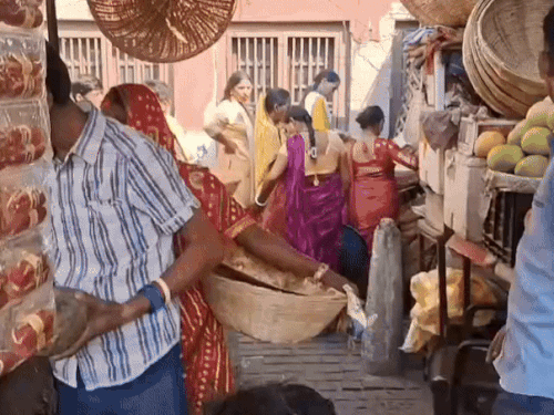 अमृतसर में छठ महापर्व की धूम:  शाम को पवित्र सरोवर में उमड़ेगी भीड़, बाजारों में दिखी रौनक और भक्ति का उत्साह – Amritsar News