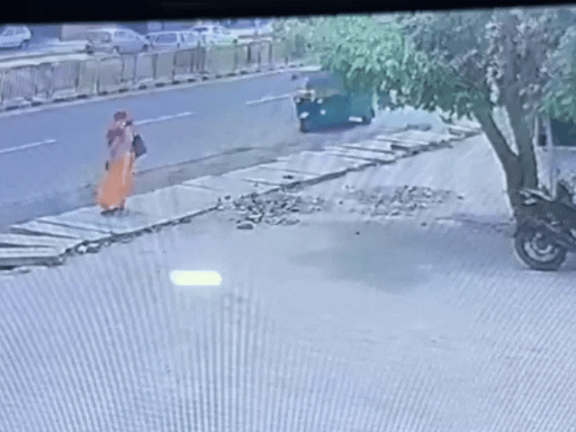 गैंग के पुरुष अकेली बुजुर्ग महिलाओं को टैक्सी में कम किराए का लालच देकर बिठाते थे।