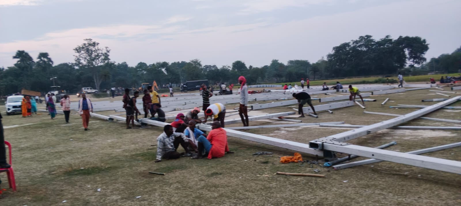 पंडाल को तैयार करने मे जुटे मजदूर