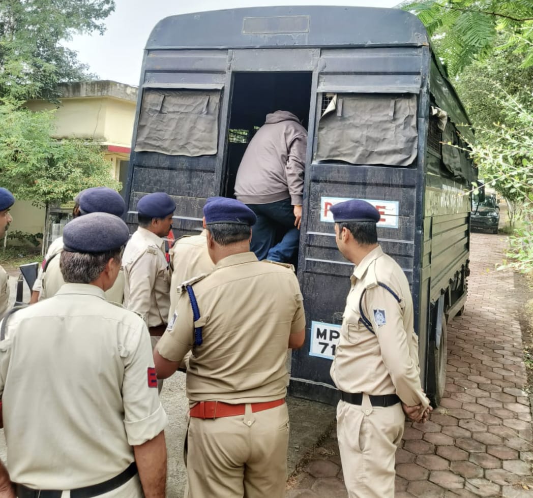 आरोपी रामवीर कुशवाह को ले जाती पुलिस।