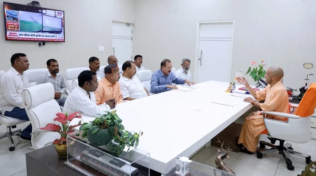 सीएम योगी आदित्यनाथ से मिलते भाजपा विधायक योगेश शुक्ला।