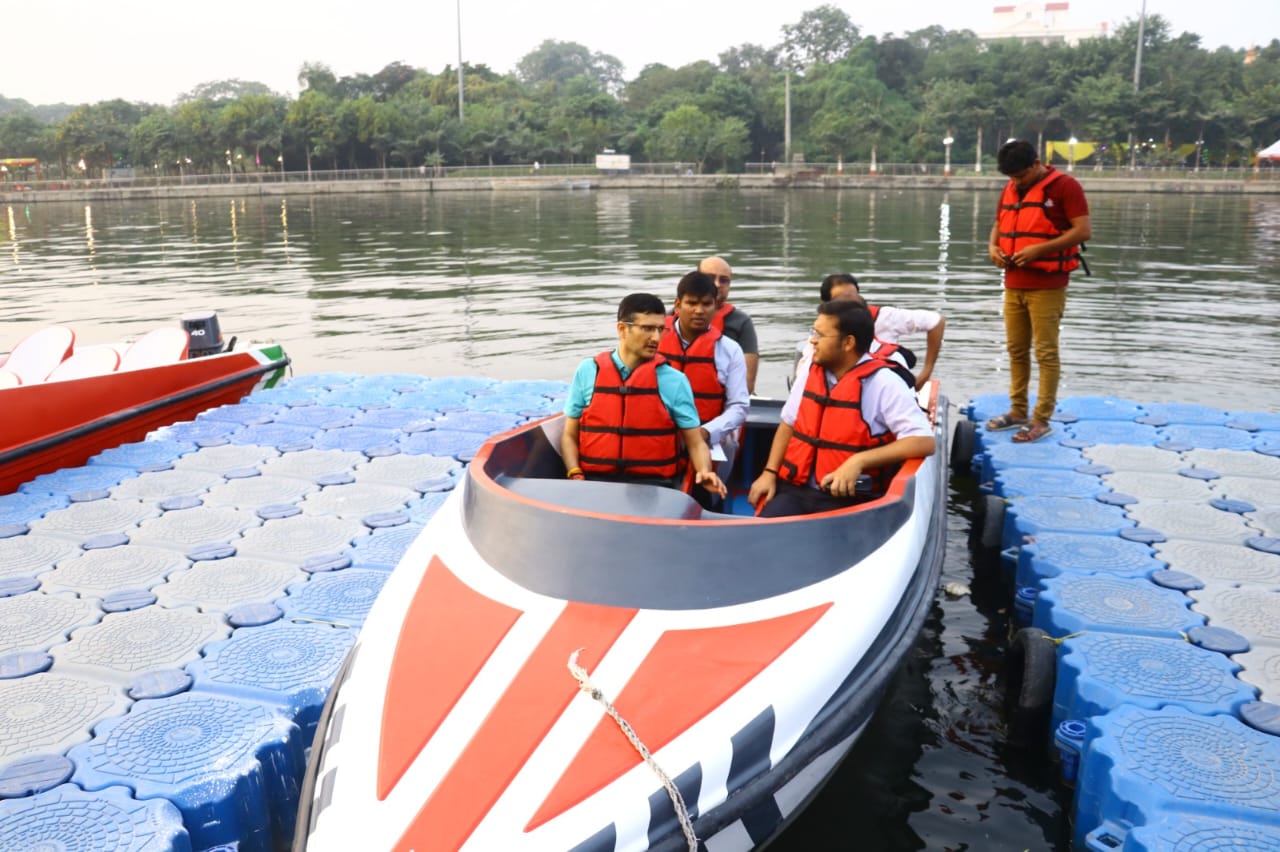 अधिकारियों के साथ में निरीक्षण करते नगर आयुक्त गौरव कुमार।