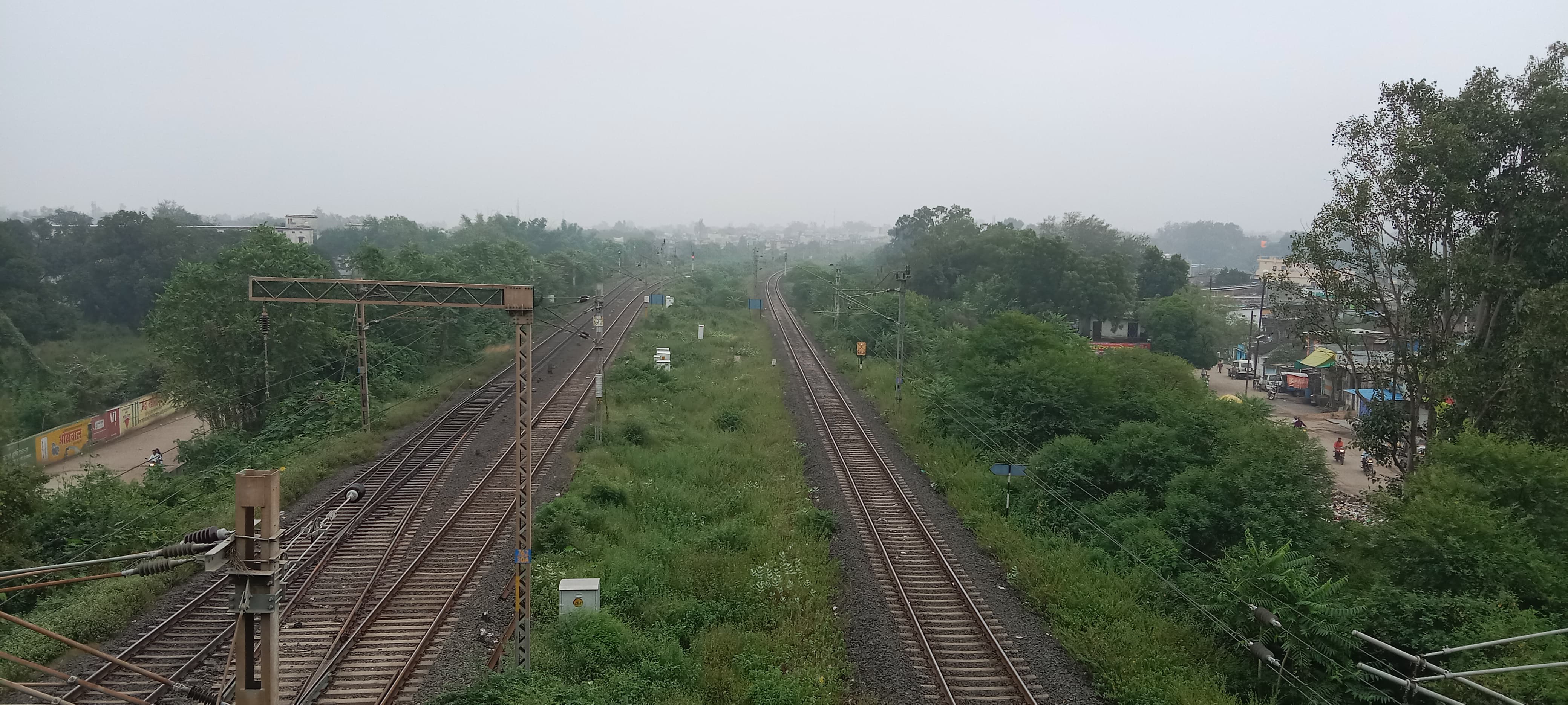 बादल छाने के कारण दोपहर 12 बजे तक धूप नहीं निकली।