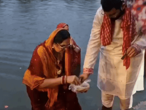 घंटों तक पानी में खड़ी रही महिलाएं।