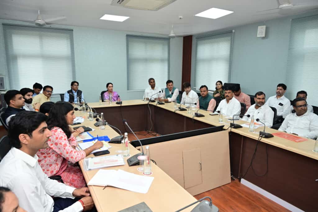 जयपुर के पर्यटन भवन में हुई बैठक में खाटूश्यामजी के विकास कार्यों से जुड़े अधिकारी, जनप्रतिनिधि, प्रशासनिक अधिकारी और मंदिर कमेटी के पदाधिकारी मौजूद रहे।