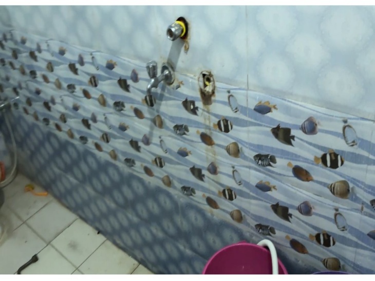 चोर बाथरूम के सेनेटरी आइटम भी चुरा ले गए।