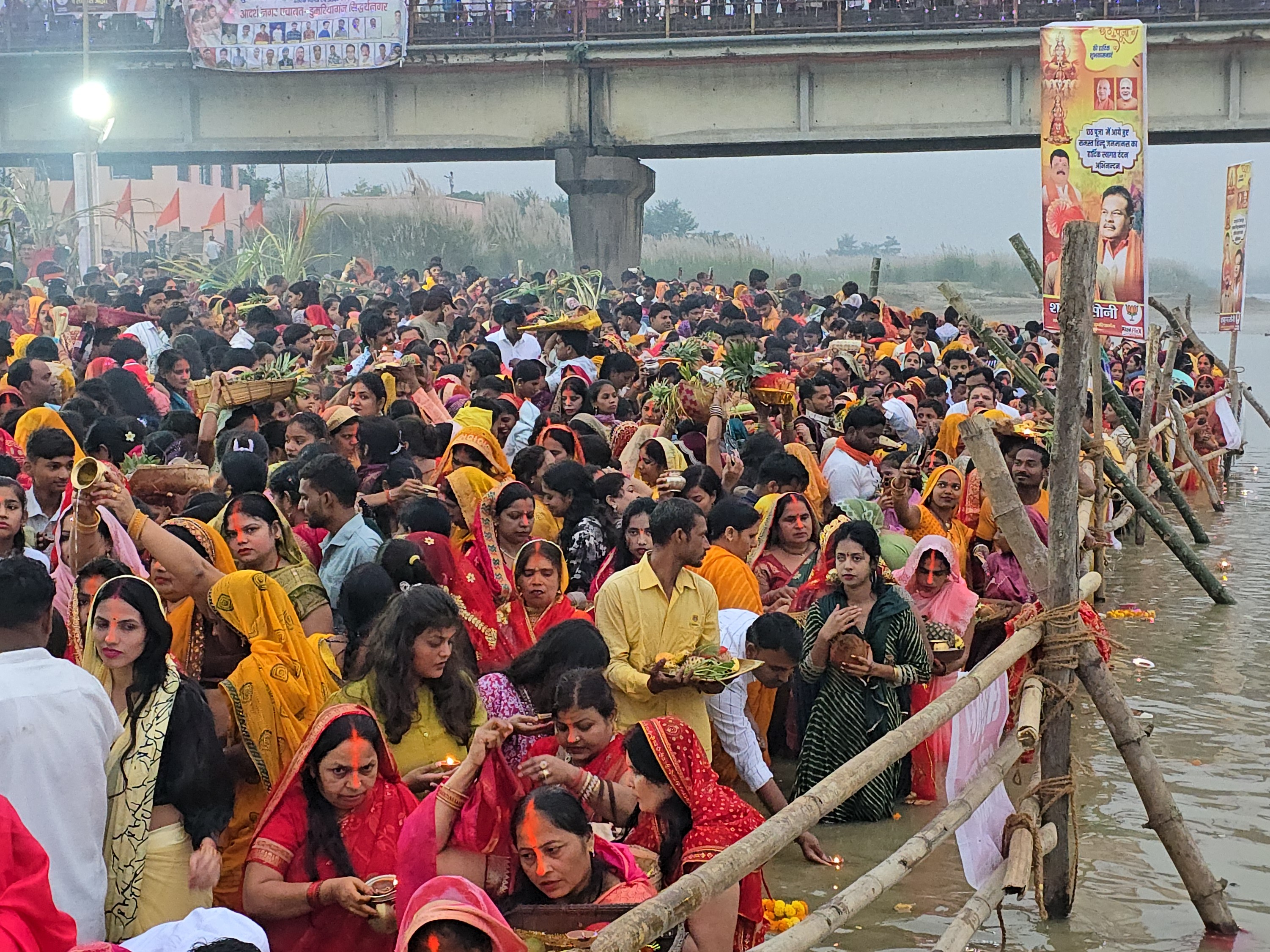 घाट पर महिलाओं ने उगते सूर्य को दिया अर्घ्य। - Dainik Bhaskar