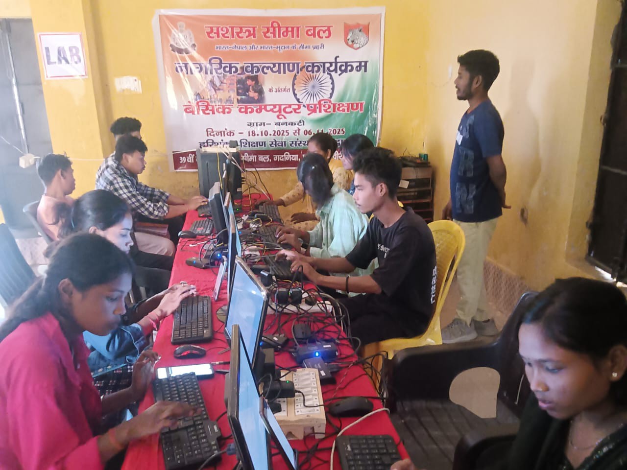 Free computer training to Tharu children in Palia | पलिया में थारू ...