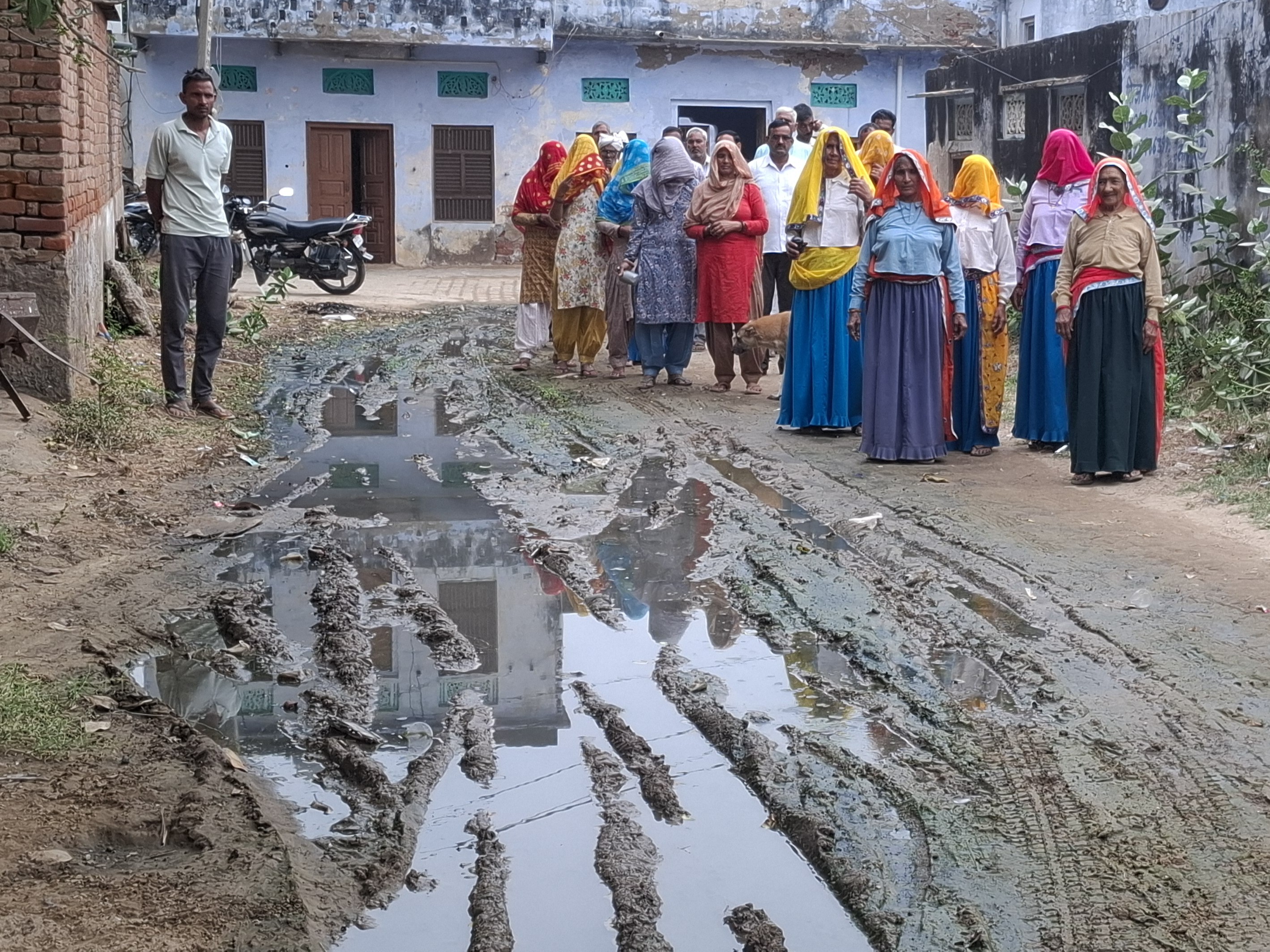 ग्राम पंचायत लांबी अहीर के सहड़ गांव में गलियों में जलभराव के कारण ग्रामीण परेशान हैं