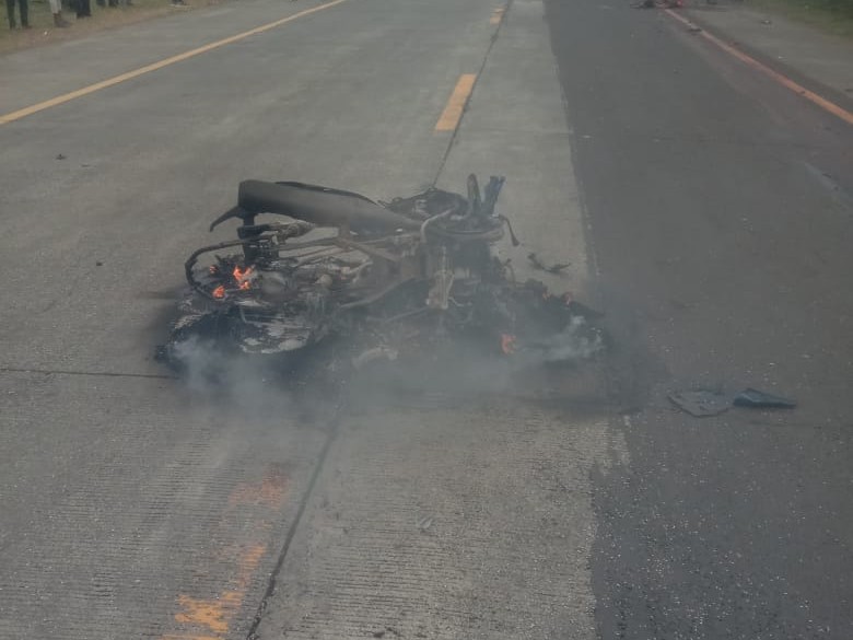 हादसे के बाद बाइक में आग लग गई।