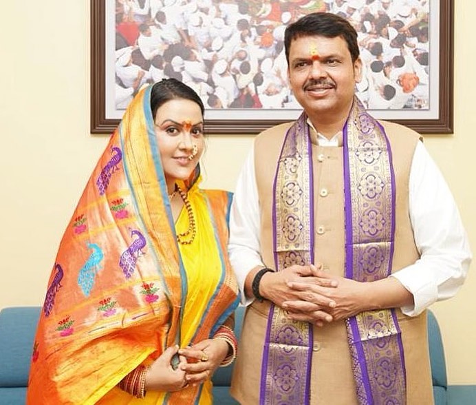 2005 में देवेंद्र फडणवीस और अमृता की शादी हुई थी। वे पति के राजनीतिक अभियानों में भी भाग लेती है।