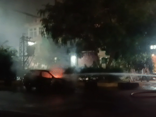 सूचना पर पहुंची फायर ब्रिगेड की टीम ने आग पर काबू पाया।