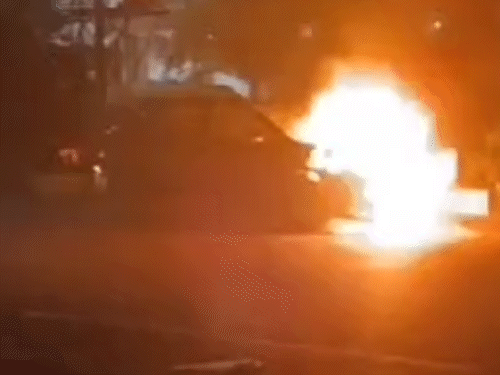 न्यू सांगानेर रोड पर चल रही कार में अचानक आग लग गई।