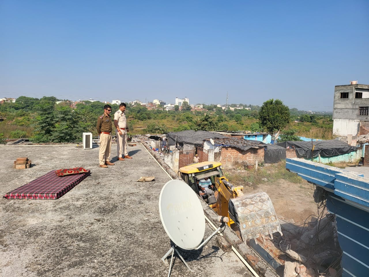 नूरपुर में नशा माफिया पर पुलिस का बुलडोजर एक्शन
