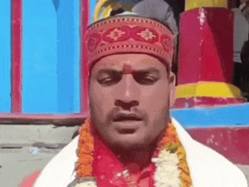 সংবাদমাধ্যমকে তথ্য দিচ্ছেন রাজকুমার তিওয়ারি।