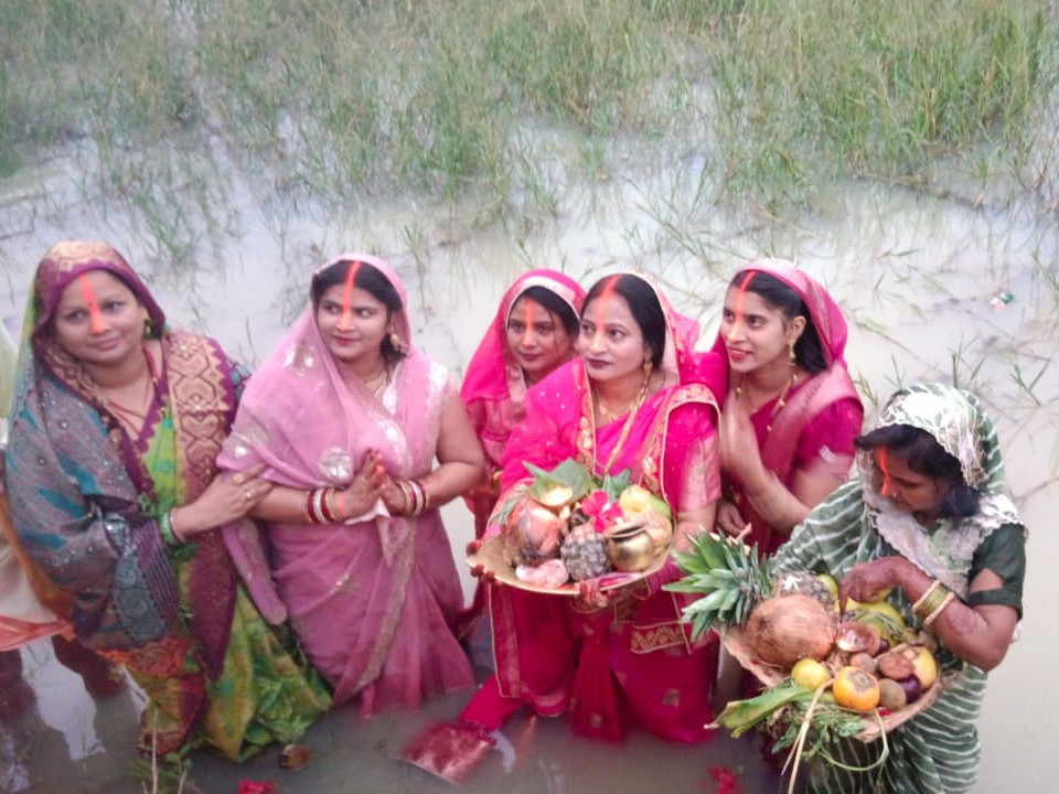 छठ पर उगते सूर्य को अर्घ्य। - Dainik Bhaskar