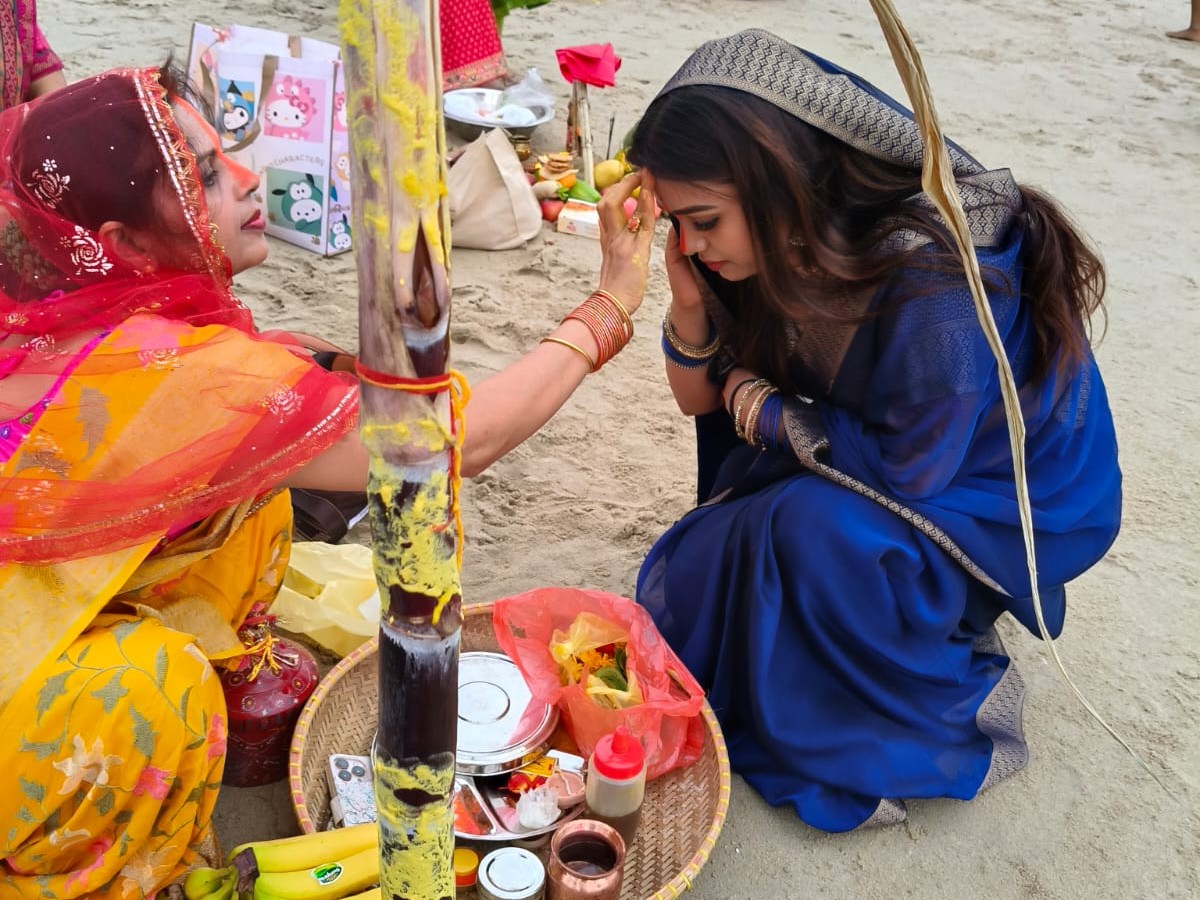Manisha of Rasra is celebrating Chhath festival in Singapore | रसड़ा की ...