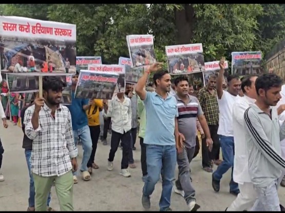 गुरुग्राम में प्रदर्शन करते लोग।