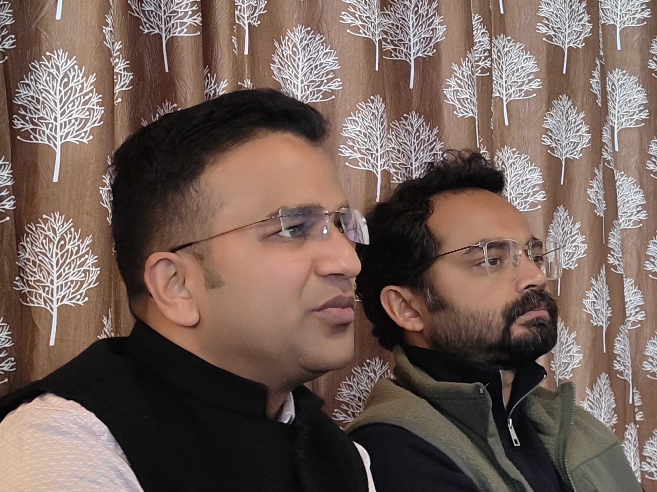 पार्क के बारे में बताते अधिकारी