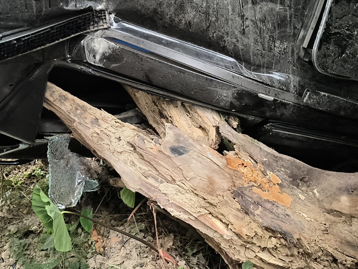 Car collides with electric pole in Mau