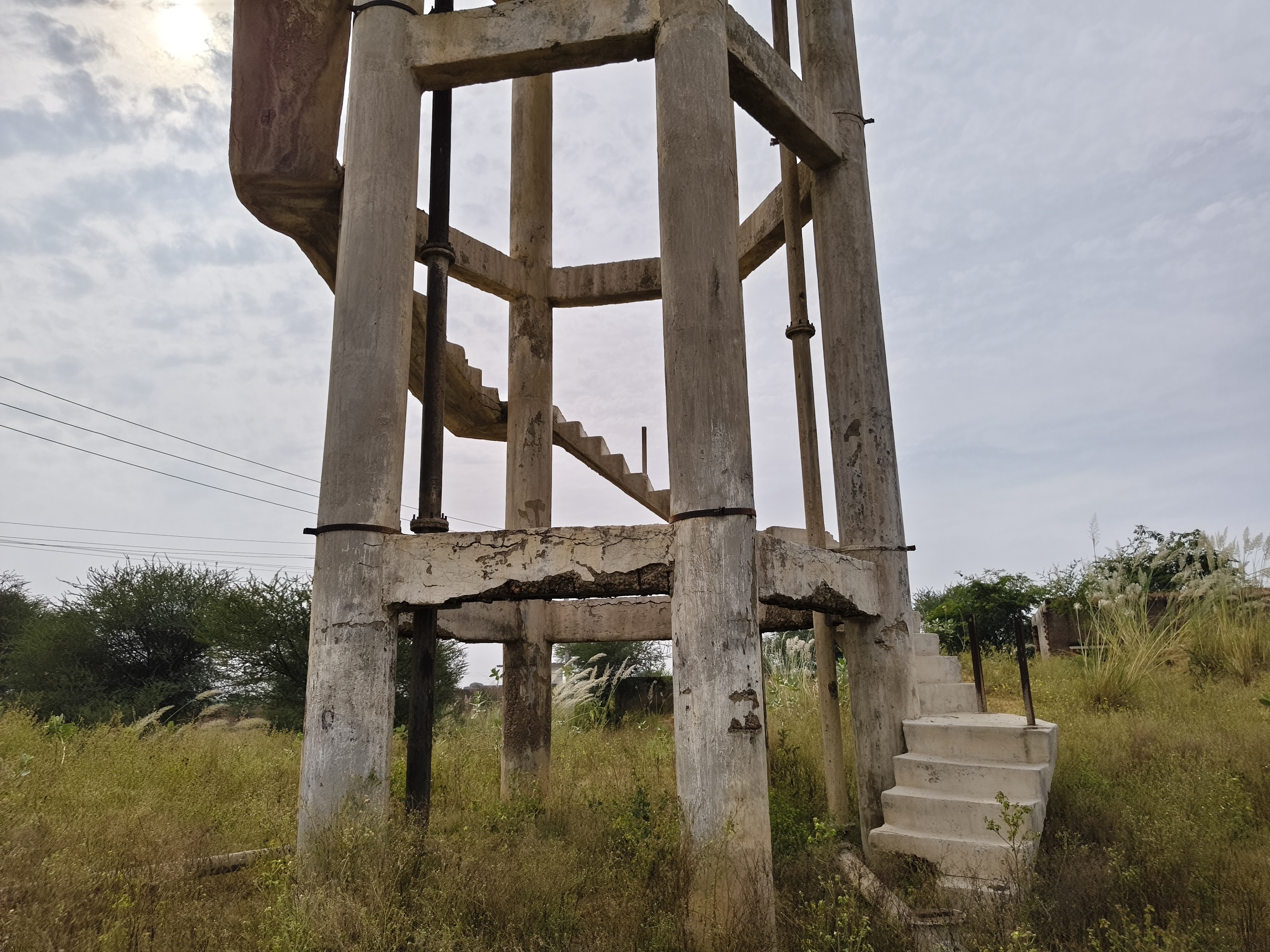 ग्राम बलौदा में स्थित पानी की हवाई टंकी जर्जर हालत में है।