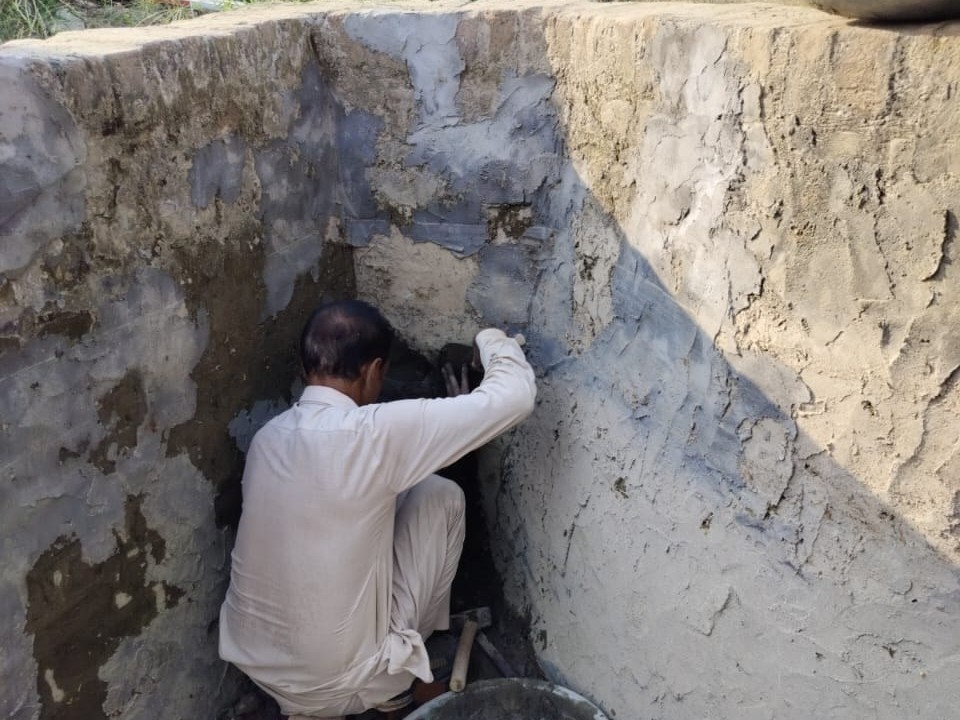 चौटाला माइनर में मोघों को पुरानी स्थिति में करते हुए मिस्त्री।