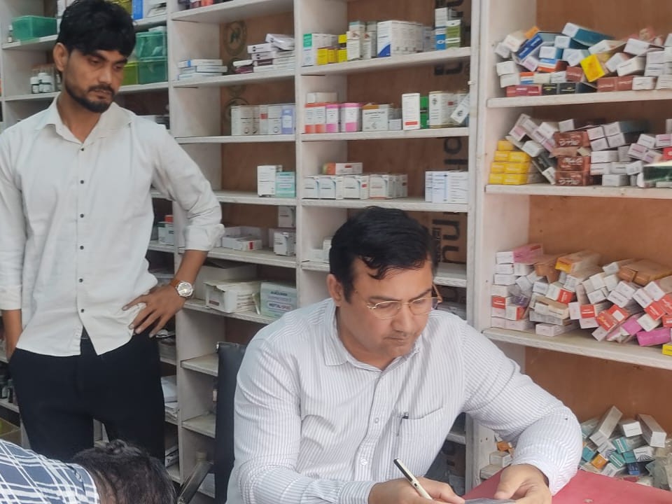 पलवल में अवैध मेडिकल स्टोर पर विभाग की कार्रवाई:  बिना लाइसेंस चला रहा था मालिक; 47 प्रकार की एलोपैथिक दवाई सील – Palwal News