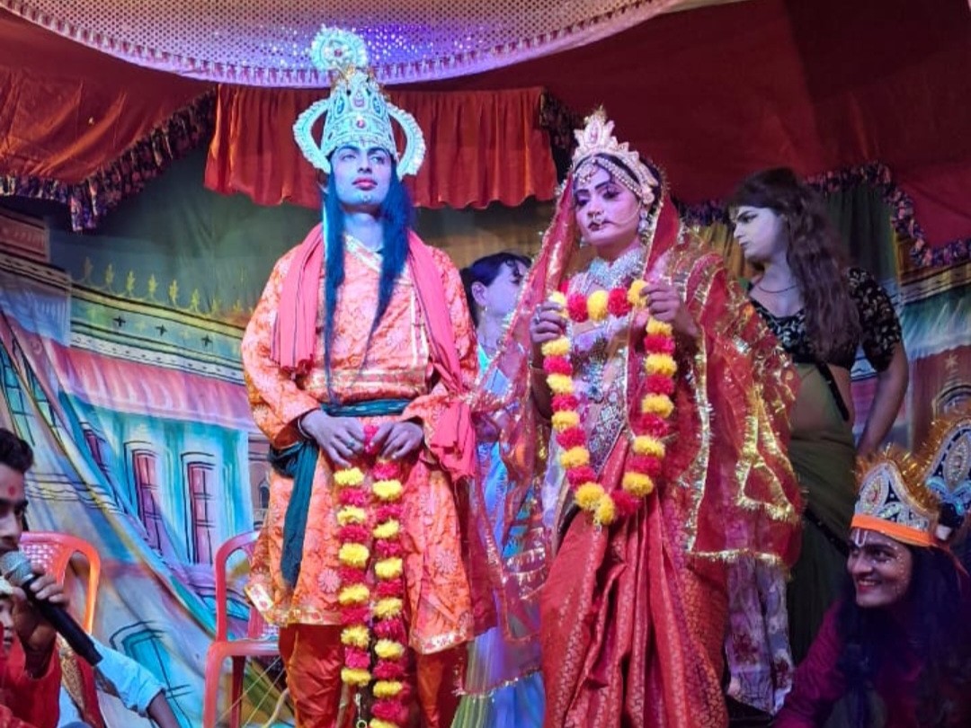 रामलीला में राम-सीता विवाह का मंचन। - Dainik Bhaskar