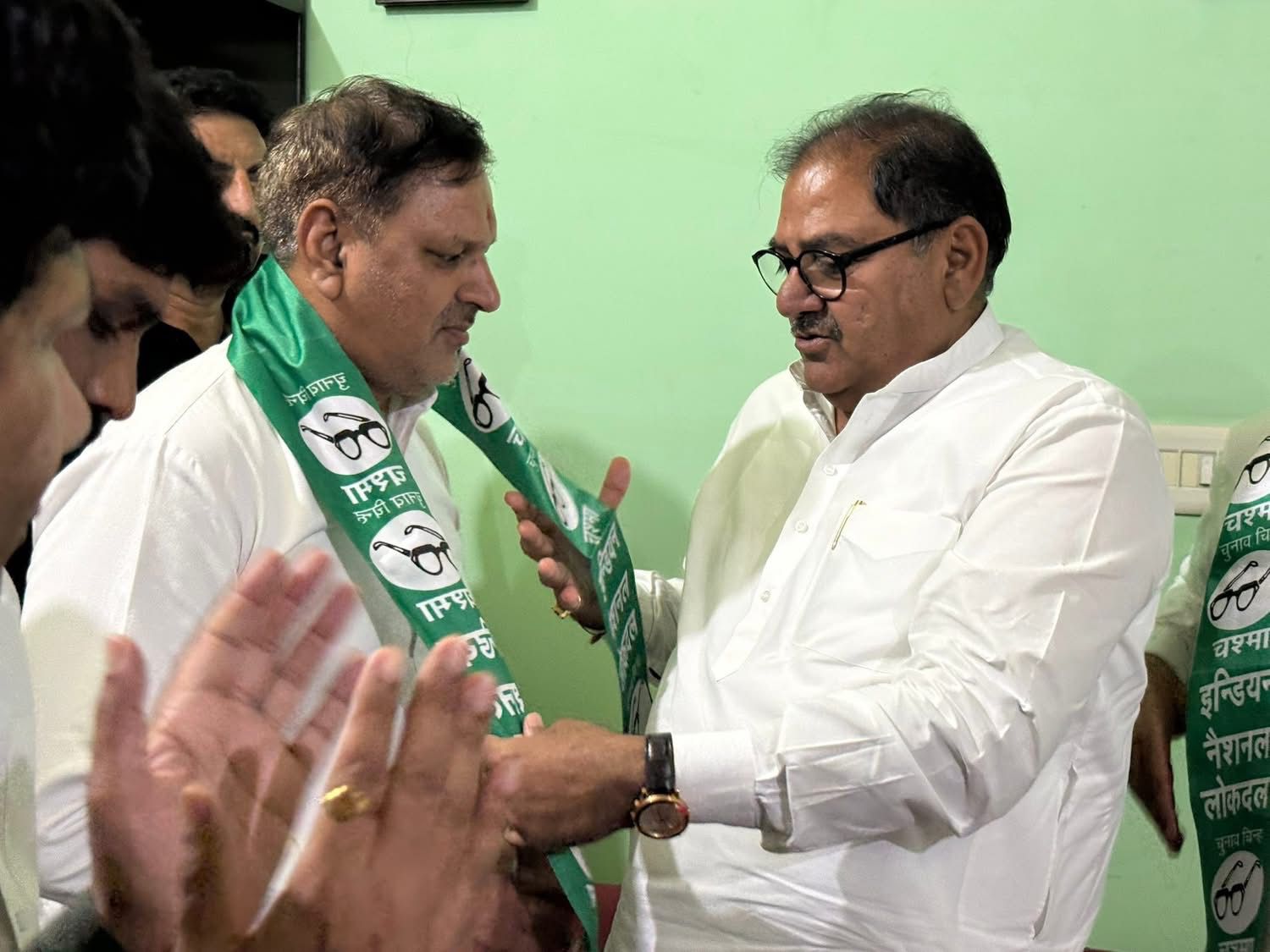 इनेलो ज्वाइन करने वाले कार्यकर्ताओं को पटका पहनाते अभय चौटाला।