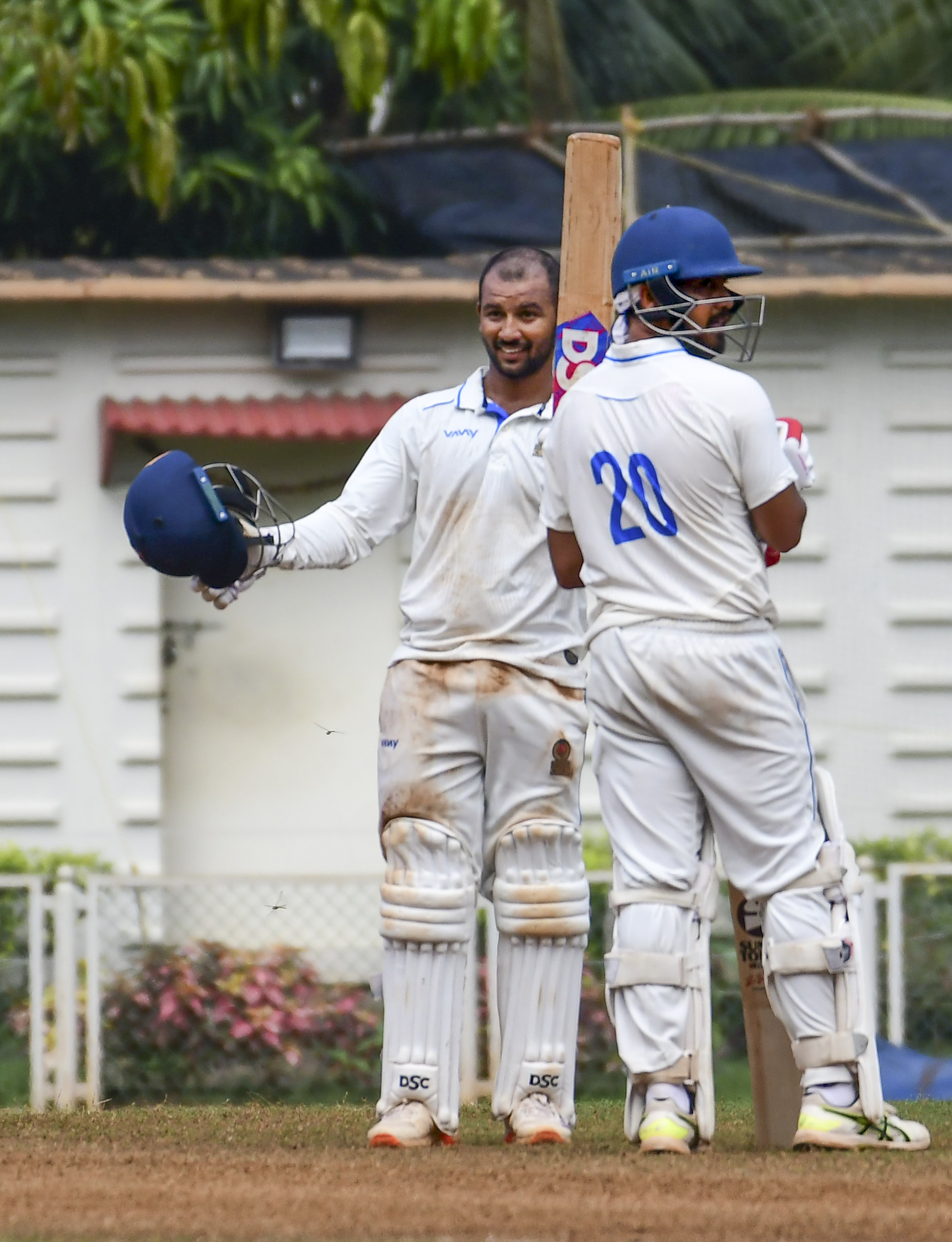 मुंबई के खिलाफ छत्तीसगढ़ के आर्यन पांडे ने शतक लगाया।