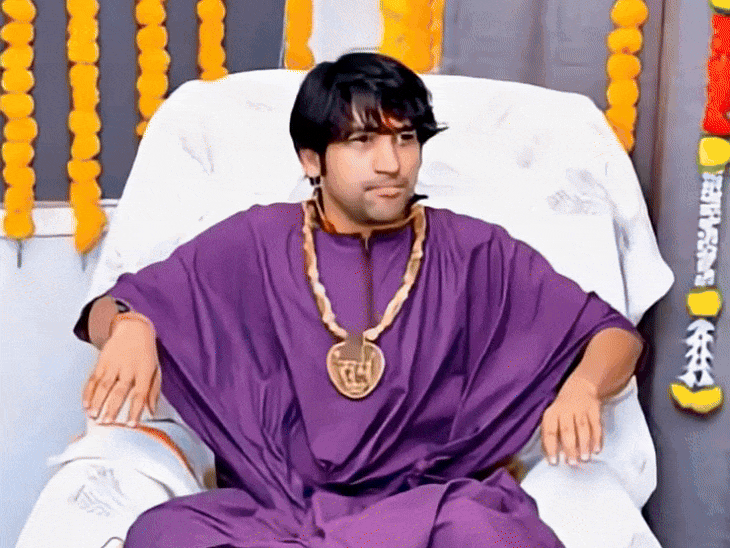 इस एडिटेड वीडियो में धीरेंद्र शास्त्री को अमेरिकी पुलिसकर्मी पकड़कर ले जा रही है।