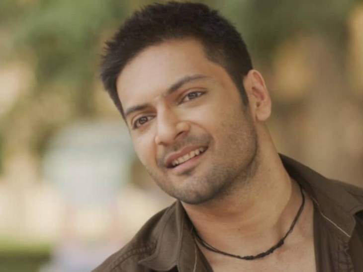 मिर्जापुर में गुड्डू पंडित की भूमिका अली फजल ने निभाई।