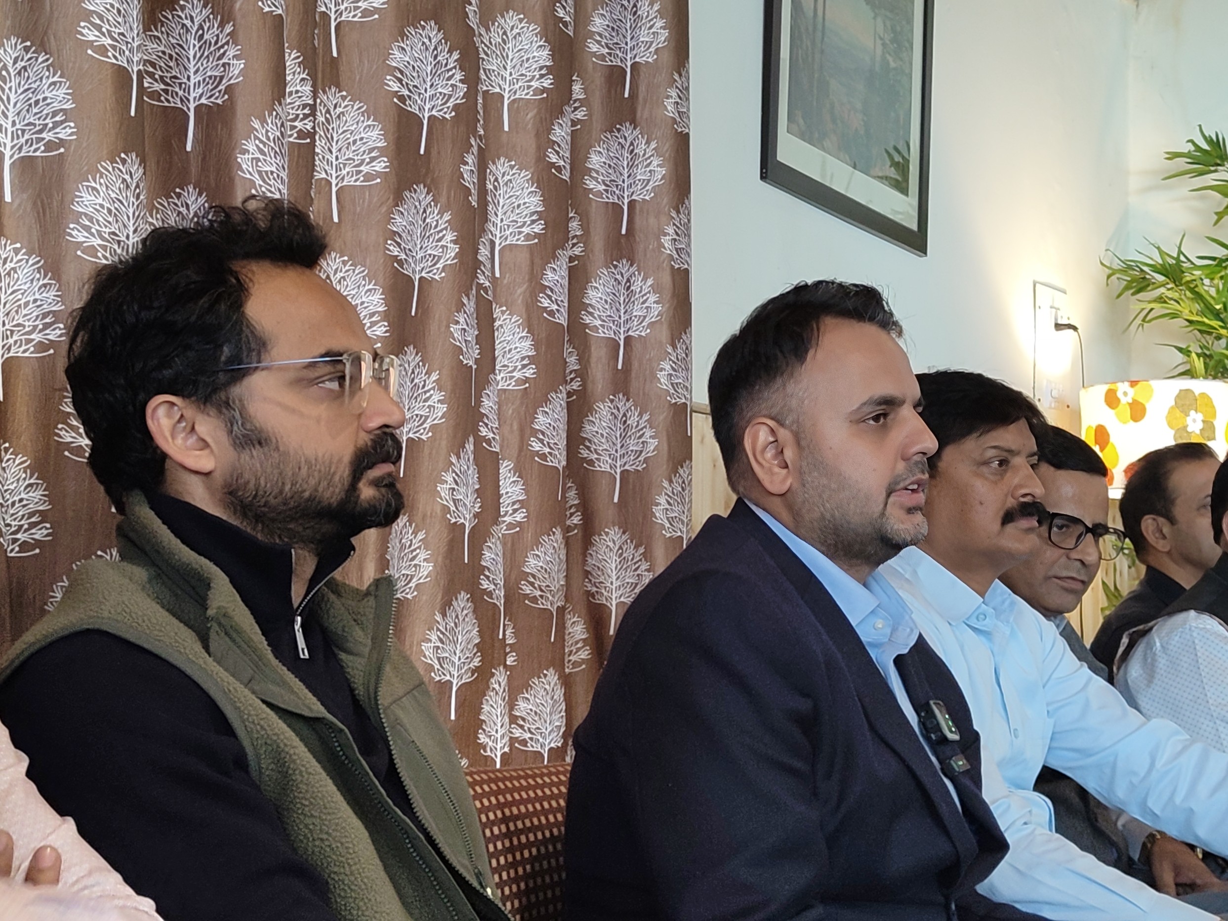 पार्क के बारे में जानकारी देते अधिकारी