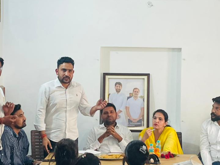 भिवानी में कांग्रेस का वोट चोर- गद्दी छोड़ अभियान:  युवाओं ने चलाया हस्ताक्षर कैंपेन, बोले- मतदाता सूचियों में धांधली स्वीकार नहीं – Siwani (Bhiwani) News