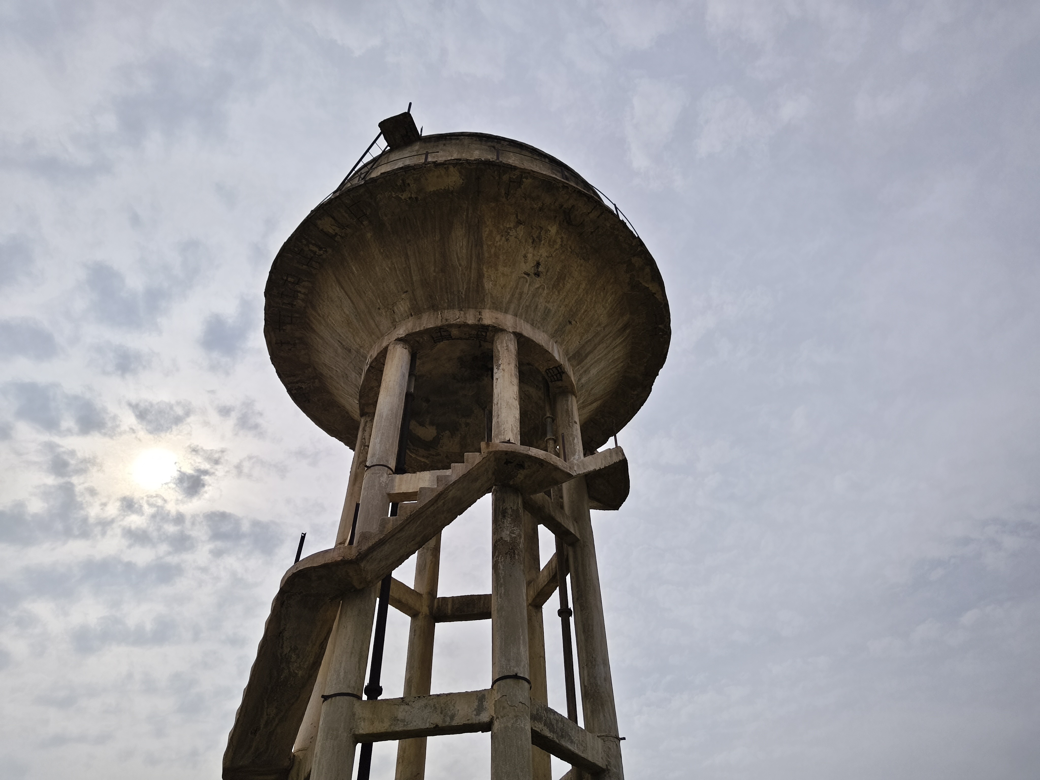 टंकी का निर्माण साल 1990 में लोक निर्माण विभाग ने किया गया था।