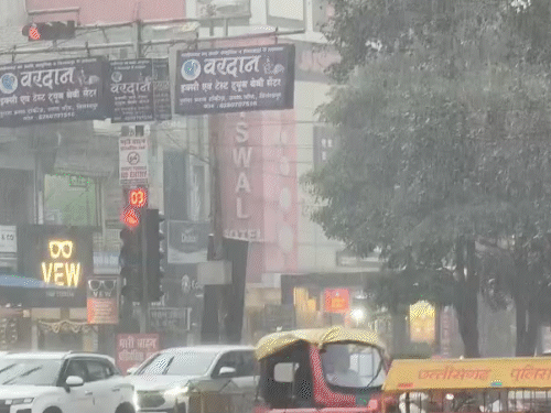 मंगलवार को अंबिकापुर में जोरदार बारिश हुई है। इससे किसान चिंतित हैं। धान की फसल खराब होने का डर सता रहा है।