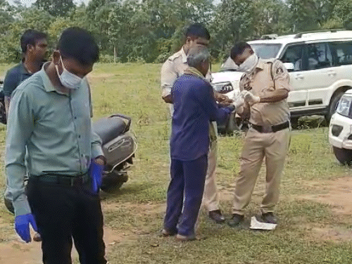 पुलिस की टीम ने मौके से सबूत जुटाए और घटना स्थल को सील किया।