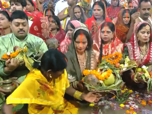 यूपी के नोएडा में सेक्टर 21 में सूर्य को महिलाओं ने अर्घ्य दिया।